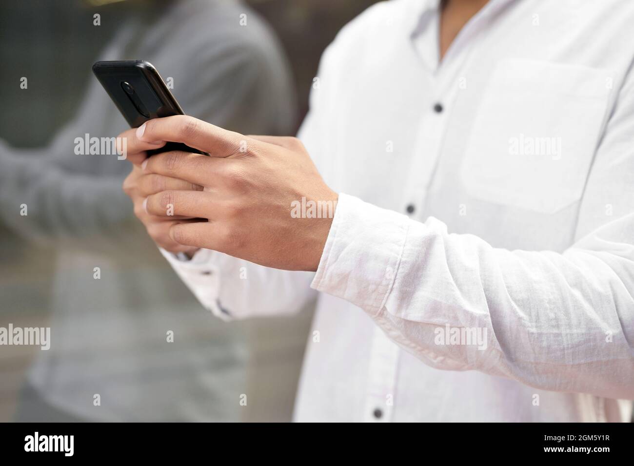 Primo piano uomo SMS sul cellulare. Foto di alta qualità. Foto Stock