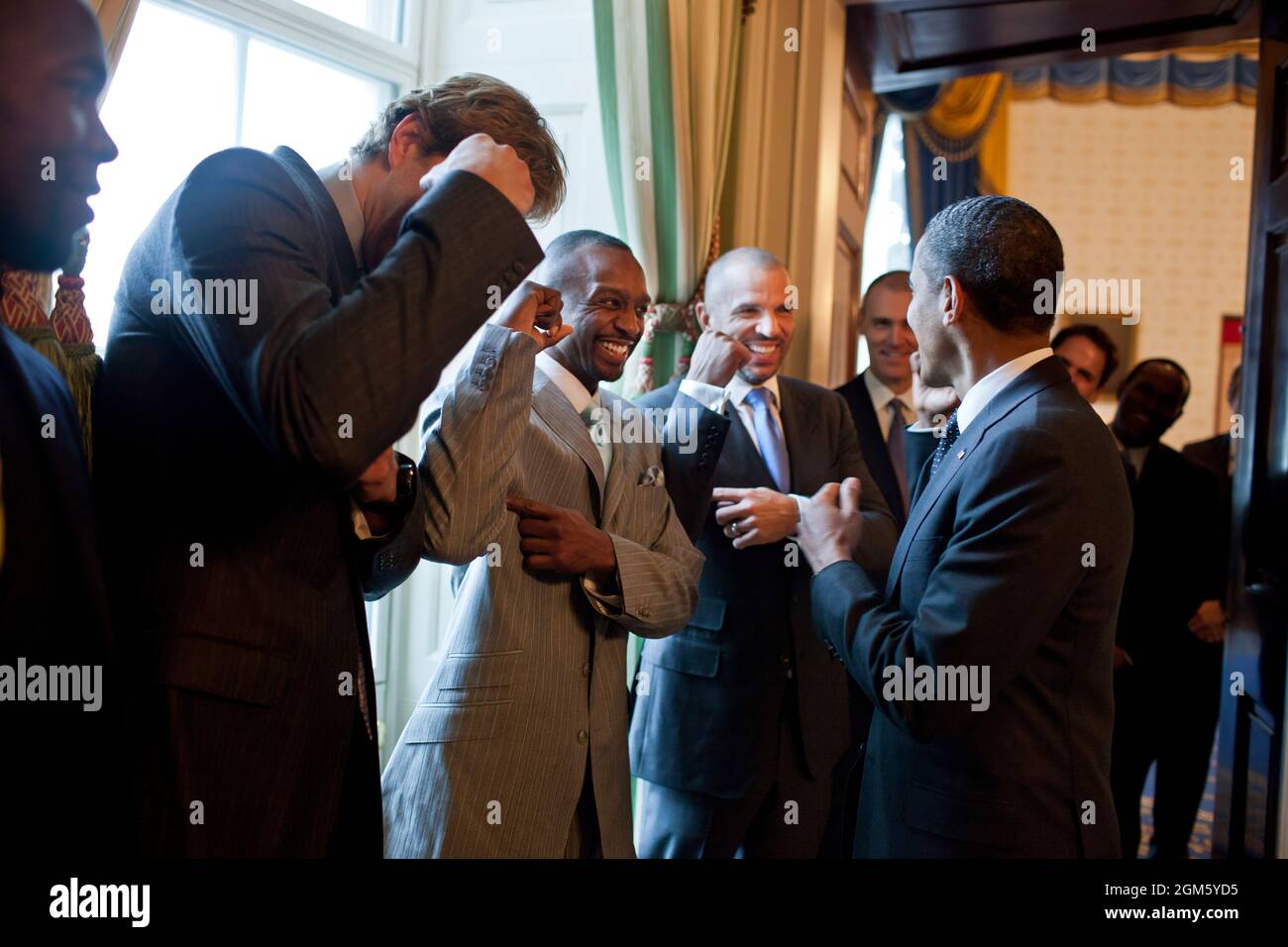 Il presidente Barack Obama scherza con i membri dei Dallas Mavericks nella Green Room della Casa Bianca prima di onorare la squadra e la loro vittoria del Campionato NBA 2011, 9 gennaio 2012. (Foto ufficiale della Casa Bianca di Pete Souza) questa fotografia ufficiale della Casa Bianca è resa disponibile solo per la pubblicazione da parte delle organizzazioni di notizie e/o per uso personale la stampa dal soggetto(i) della fotografia. La fotografia non può essere manipolata in alcun modo e non può essere utilizzata in materiali commerciali o politici, pubblicità, e-mail, prodotti, promozioni che in alcun modo suggeriscono approvazione o approvazione Foto Stock