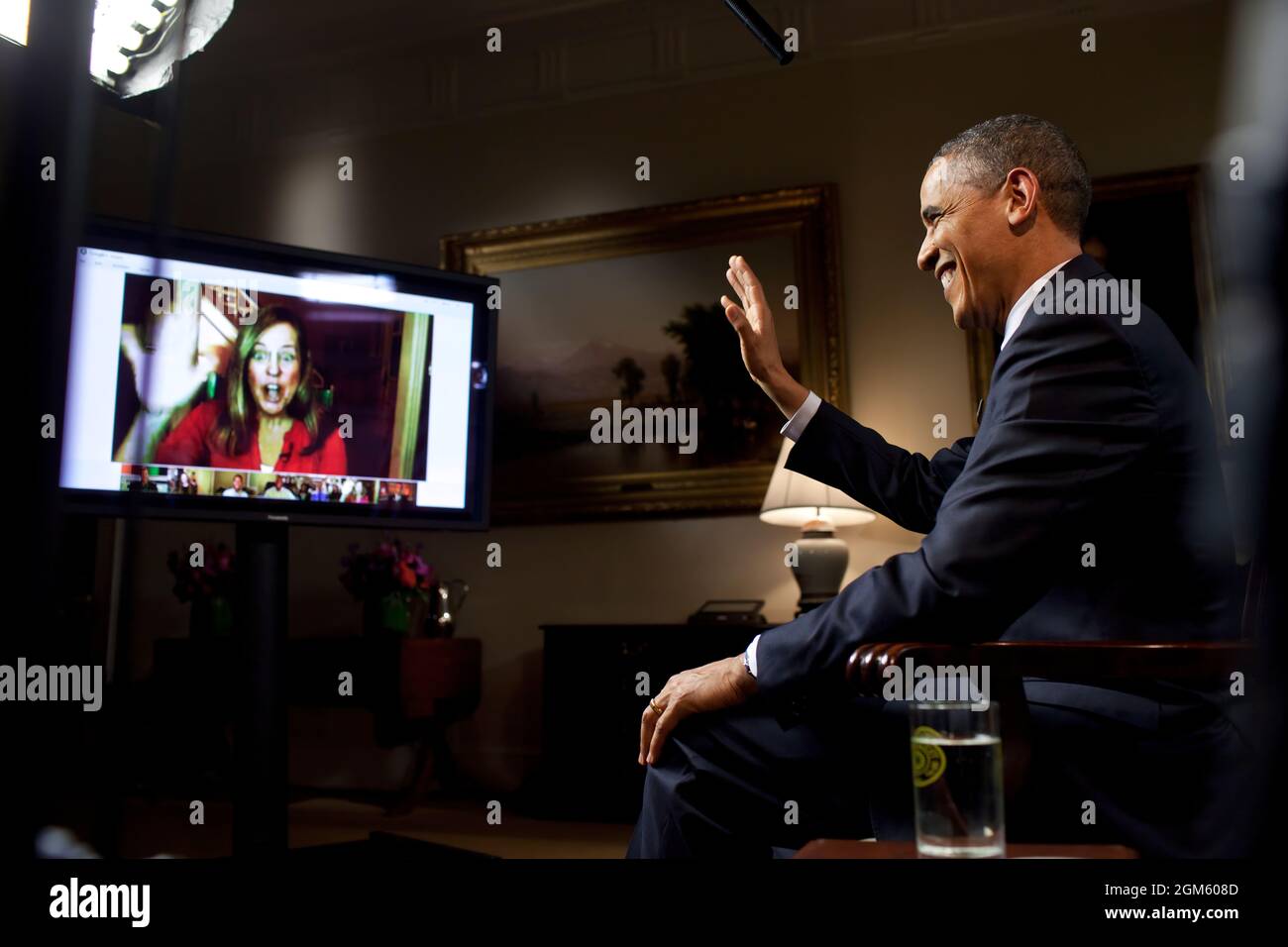 Il Presidente Barack Obama partecipa a un'intervista con YouTube e Google+ per discutere il suo discorso sullo stato dell'Unione, nella Sala Roosevelt della Casa Bianca, 30 gennaio 2012. L'intervista è stata tenuta attraverso un Google+ Hangout, rendendolo la prima intervista completamente virtuale dalla Casa Bianca. (Foto ufficiale della Casa Bianca di Pete Souza) questa fotografia ufficiale della Casa Bianca è resa disponibile solo per la pubblicazione da parte delle organizzazioni di notizie e/o per uso personale la stampa dal soggetto(i) della fotografia. La fotografia non può essere manipolata in alcun modo e non può essere utilizzata in commercio o Foto Stock