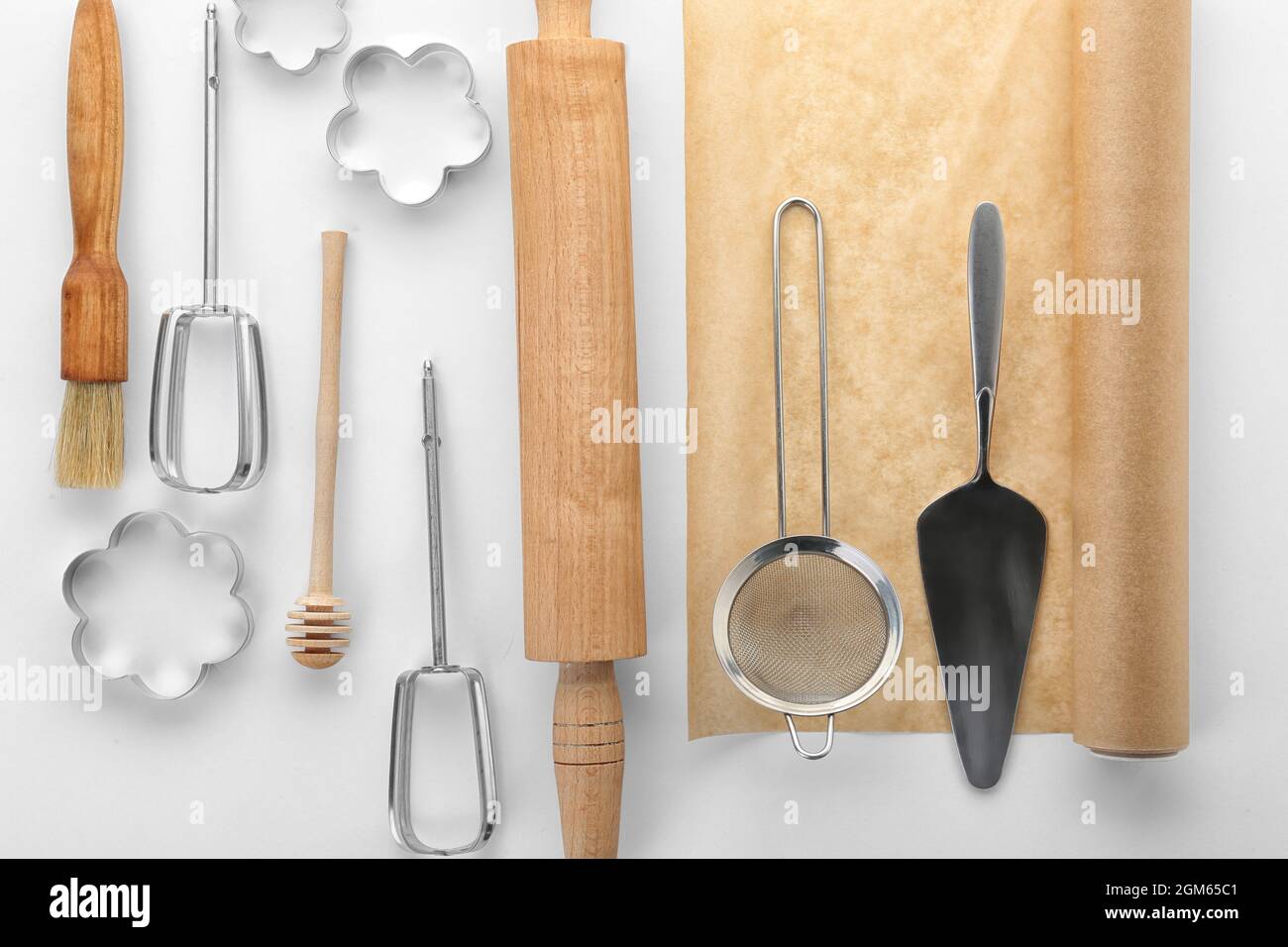 Utensili da cucina per la pasticceria su sfondo bianco Foto stock - Alamy