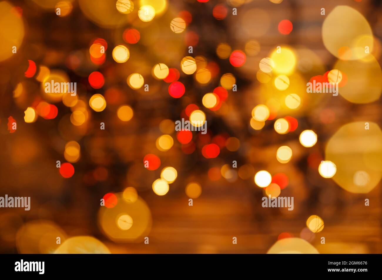 Sfocato illumina lo sfondo. Le luci scintillano si accendono. Vacanze Foto Stock