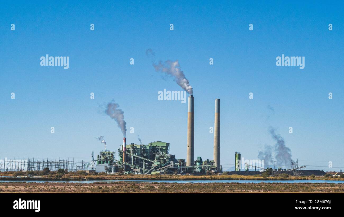 Centrale elettrica a carbone contro il cielo blu Foto Stock