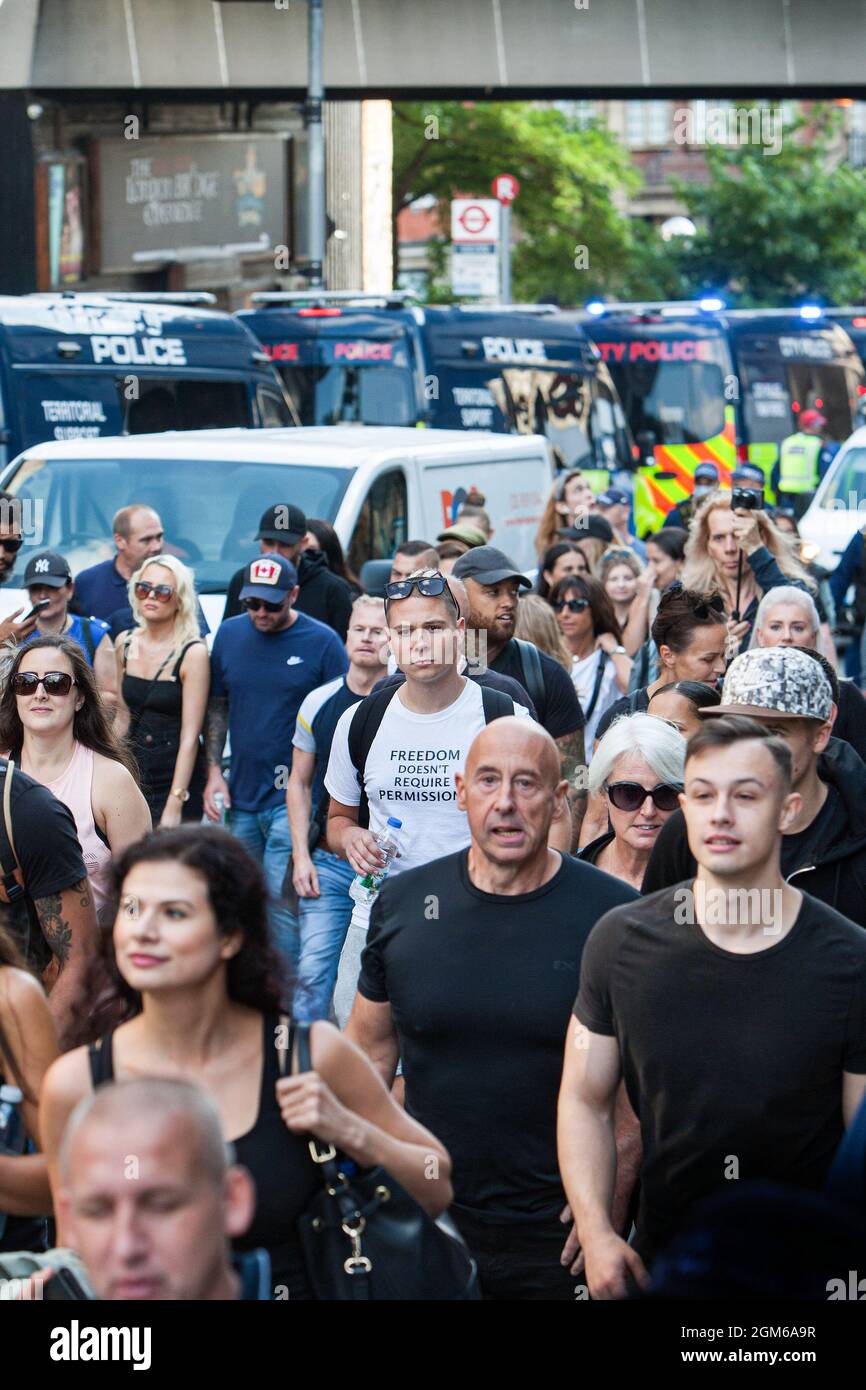 Londra, Regno Unito. 16 settembre 2021. I manifestanti marciano per strada seguiti da furgoni di polizia durante la manifestazione. I manifestanti hanno tenuto una marcia in tutta Londra contro i pregiudizi mediatici, il passaporto del vaccino, la perdita di libertà ai sensi del Coronavirus Act, la vaccinazione del Covid per i bambini e qualsiasi eventuale blocco futuro. Un gran numero di poliziotti sono stati dislocati al di fuori di numerosi edifici per impedire ai manifestanti di accedere. (Foto di Martin Pope/SOPA Images/Sipa USA) Credit: Sipa USA/Alamy Live News Foto Stock