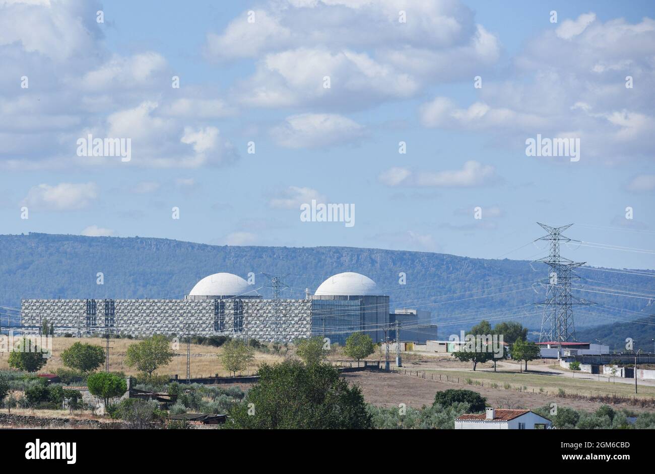 Vista della centrale nucleare di Almaraz a Caceres. Proprietà di Iberdrola Generación Nuclear, S.A.U. (53%), Endesa Generación, S.A.U (36%) e gas Natural Fenosa Generación, S.L.U. (11%), questa è una delle centrali nucleari che potrebbero chiudersi perché la produzione di elettricità non potrebbe essere redditizia per i proprietari con le misure governative. Il governo spagnolo ha puntato a 2,6 miliardi di euro in “profitti in eccesso” da parte delle aziende che non utilizzano il gas, ma hanno comunque beneficiato del modo in cui l’aumento dei prezzi del gas ha portato i prezzi dell’elettricità ad un aumento. Tuttavia, l'associazione spagnola dell'energia nucleare ha detto la ne Foto Stock