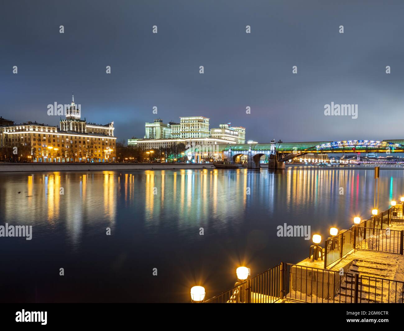 Ponte di Pushkinskiy, Mosca, Russia. Ponte pedonale con illuminazione notturna. Ponte per Gorky Park. Argine del fiume Mosca. Natale Mosca Foto Stock