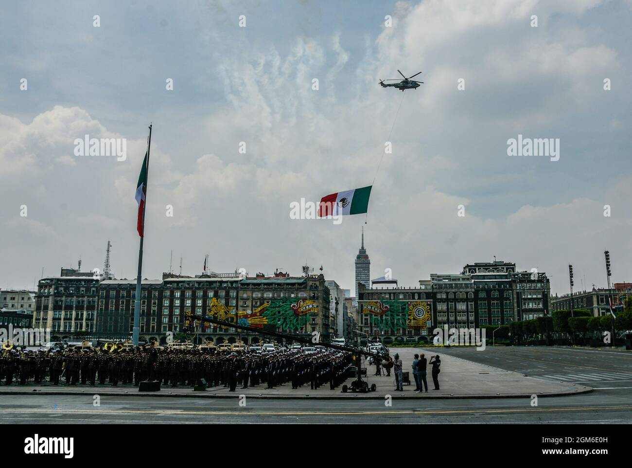 Non esclusiva: Un Militar dell'esercito messicano partecipa durante la Parata militare per commemorare il 211° anniversario della Giornata dell'Indipendenza del Messico Foto Stock