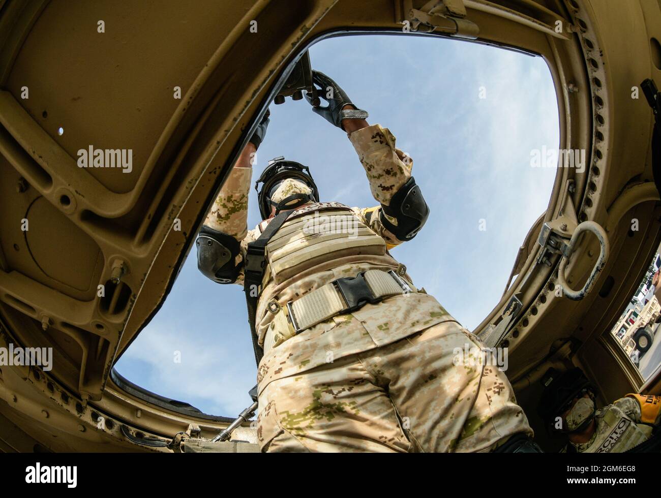 Non esclusiva: Un Militar dell'esercito messicano partecipa durante la Parata militare per commemorare il 211° anniversario della Giornata dell'Indipendenza del Messico Foto Stock