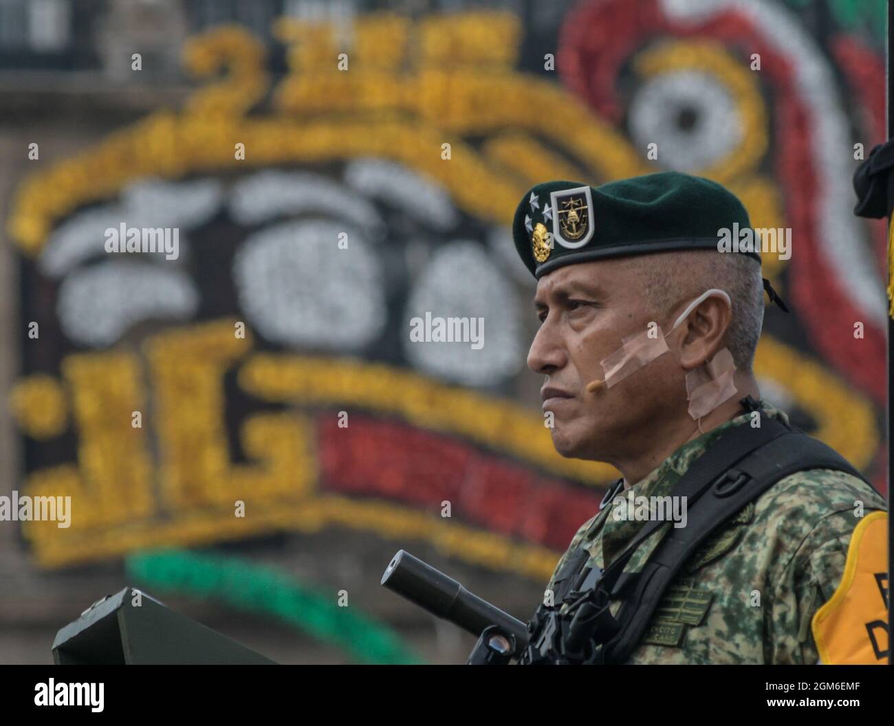 Non esclusiva: Un Militar dell'esercito messicano partecipa durante la Parata militare per commemorare il 211° anniversario della Giornata dell'Indipendenza del Messico Foto Stock