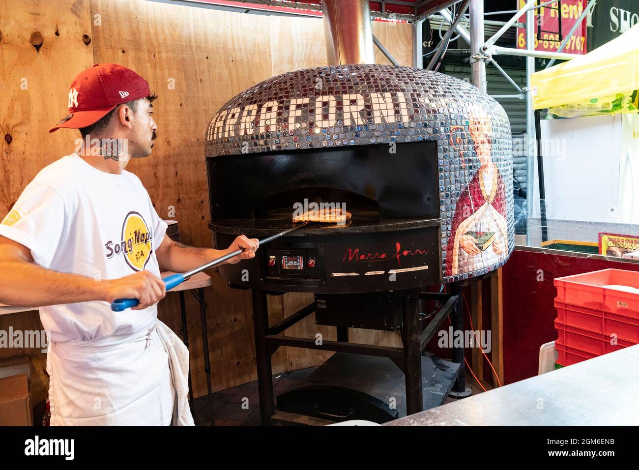 Atmosfera durante la Festa di San Gennaro 2021 a Little Italy a New York il 16 settembre 2021. Si tratta di una festa annuale che si svolge nel quartiere di Little Italy per celebrare la vita di San Gennaro di Napoli, Vescovo di Benevento, Italia e martirizzato nel 305 d.C. L'evento è stato annullato nel 2020 a causa di una pandemia e tornò in pieno svolgimento quest'anno. La strada di Mulberry e l'area circostante erano piene di venditori ambulanti che offivano piatti tradizionali italiani e un afflusso di altre cucine come quella latina e cinese. Il primo giorno di festeggiamenti Monsignor David Cassato ha eseguito il suo Foto Stock