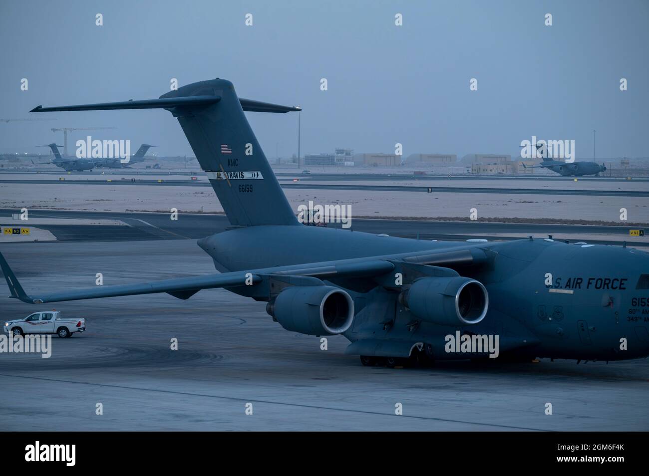 C-17 le lills di Globemaster siedono sulla linea del flightline 19 agosto 2021, alla base aerea di al Udeid, Qatar. L'aeromobile e l'equipaggio hanno contribuito a sostenere le operazioni di evacuazione in Afghanistan. (STATI UNITI Air Force foto di Senior Airman Noah D. Coger) Foto Stock