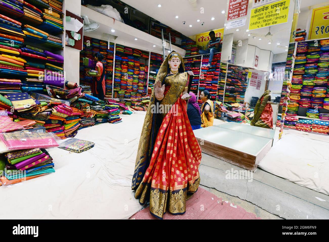Negozio di abbigliamento tradizionale indiano immagini e fotografie stock  ad alta risoluzione - Alamy