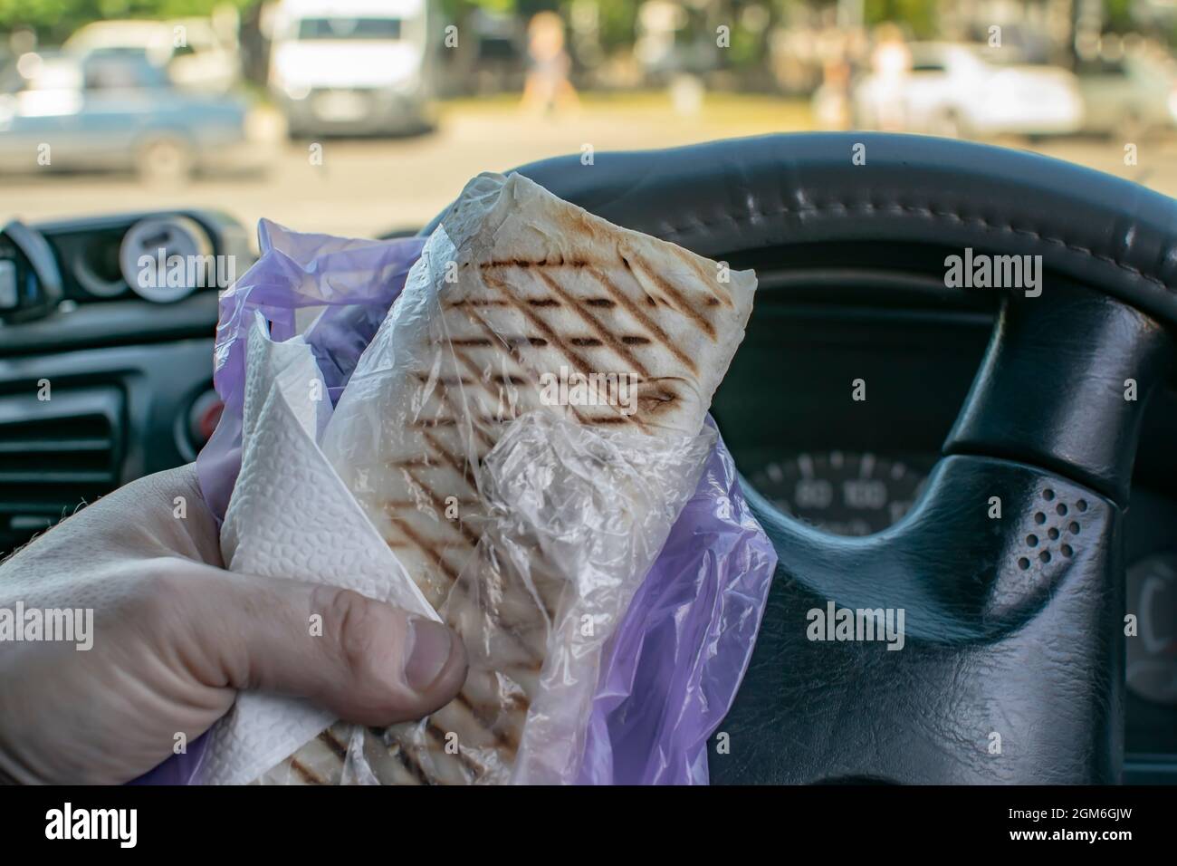 cibo, shawarma fresca in mano a un autista Foto Stock