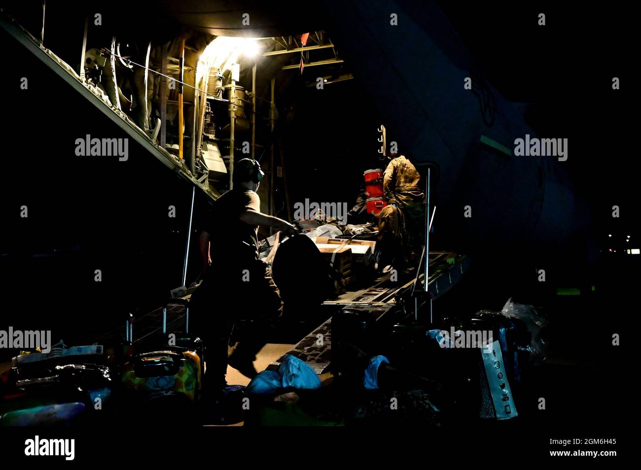 Gli airmen assegnati al 19th Airlift Wing caricano il carico afghano evacuato su un C-130J Super Hercules a Dulles International Airport, Virginia, 2 settembre 2021, in rotta per ft. Bliss, Texas. Il Dipartimento della Difesa, attraverso il comando del Nord degli Stati Uniti, e a sostegno del Dipartimento della sicurezza interna, sta fornendo trasporto, alloggio temporaneo, screening medico, e supporto generale per almeno 50,000 sfollati afghani in strutture adeguate, in strutture permanenti o temporanee, il più rapidamente possibile. Questa iniziativa fornisce al personale afghano un sostegno essenziale in luoghi sicuri al di fuori dell'Afghani Foto Stock