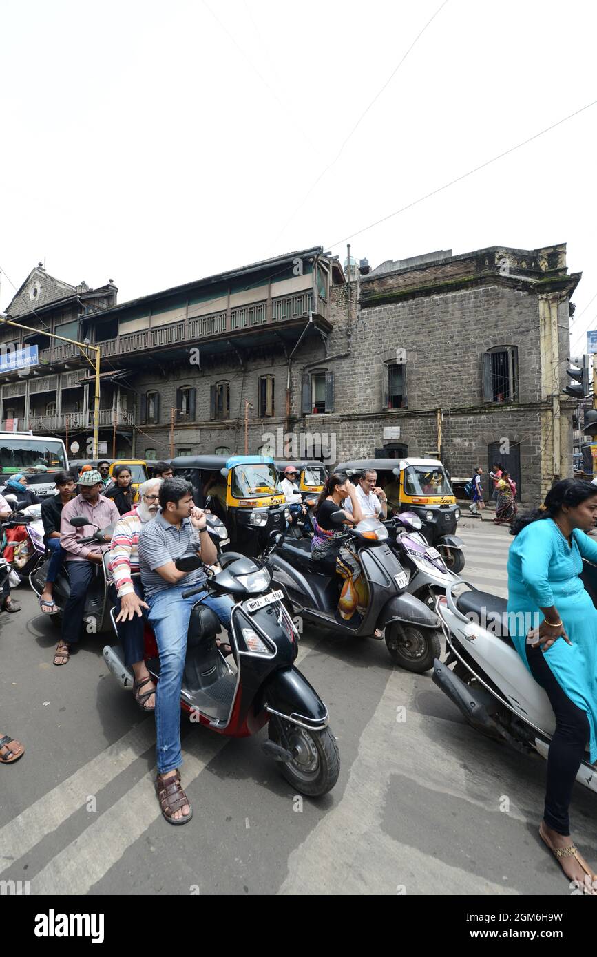 Traffico pesante sulla RB Kumthekar Rd e Bajirao strada a Pune, India. Foto Stock