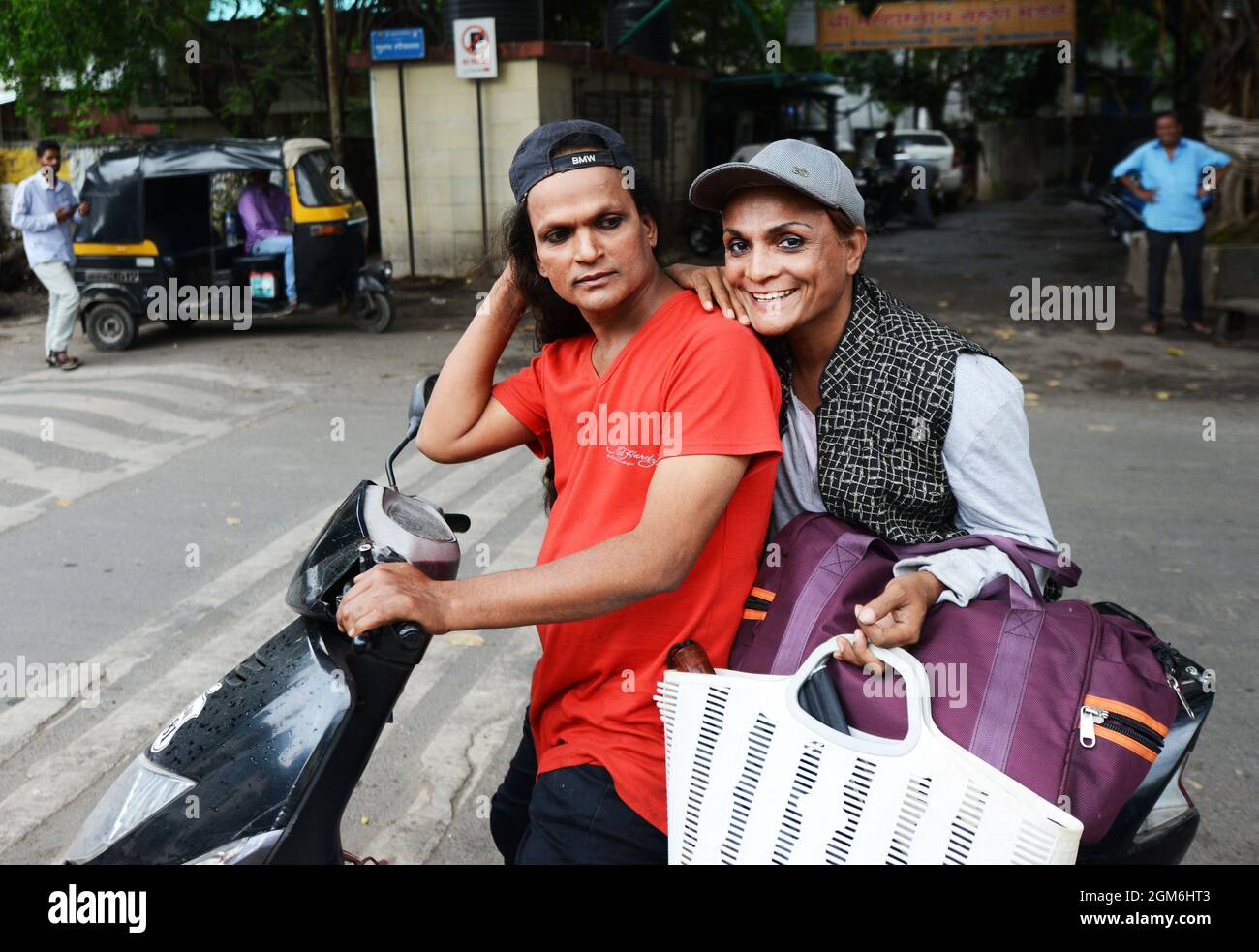 Gli uomini gay indiani che guidano uno scooter. Foto Stock