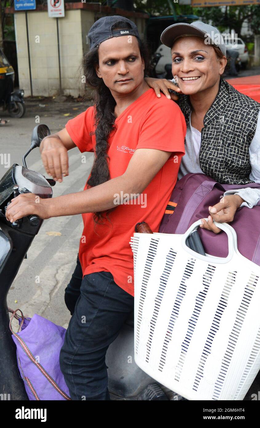 Gli uomini gay indiani che guidano uno scooter. Foto Stock