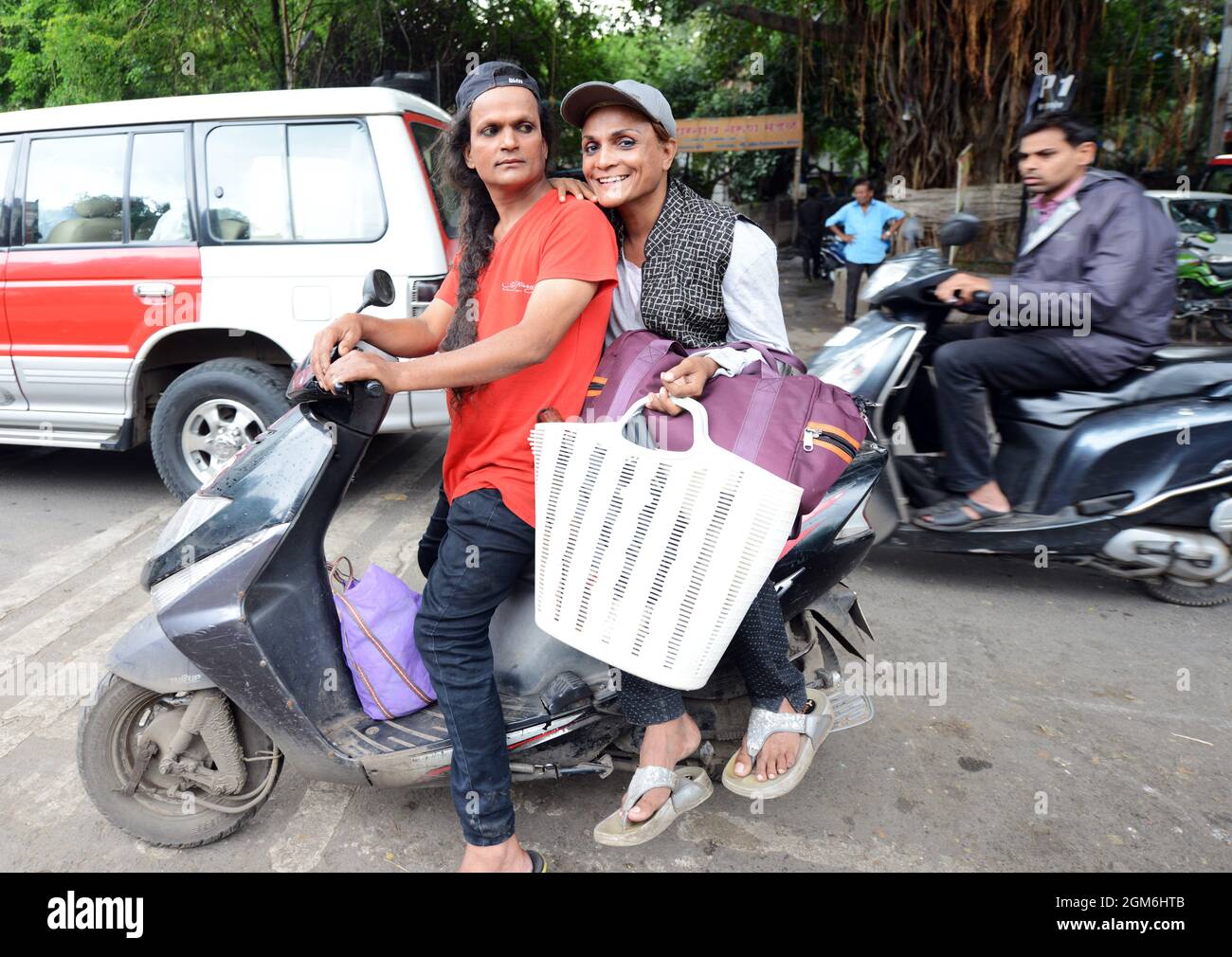 Gli uomini gay indiani che guidano uno scooter Foto stock - Alamy