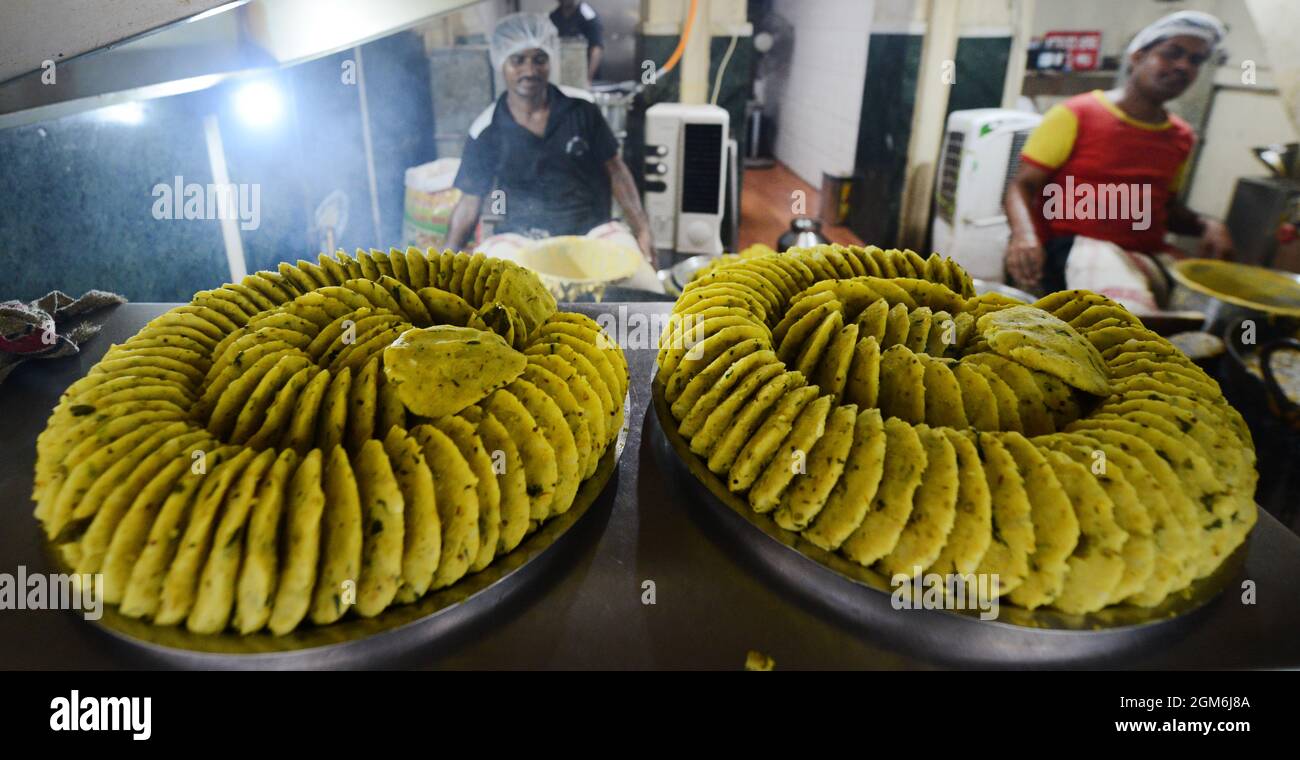 Bata vada è un popolare spuntino vegetariano fast food popolare in Maharashtra, India. Foto Stock