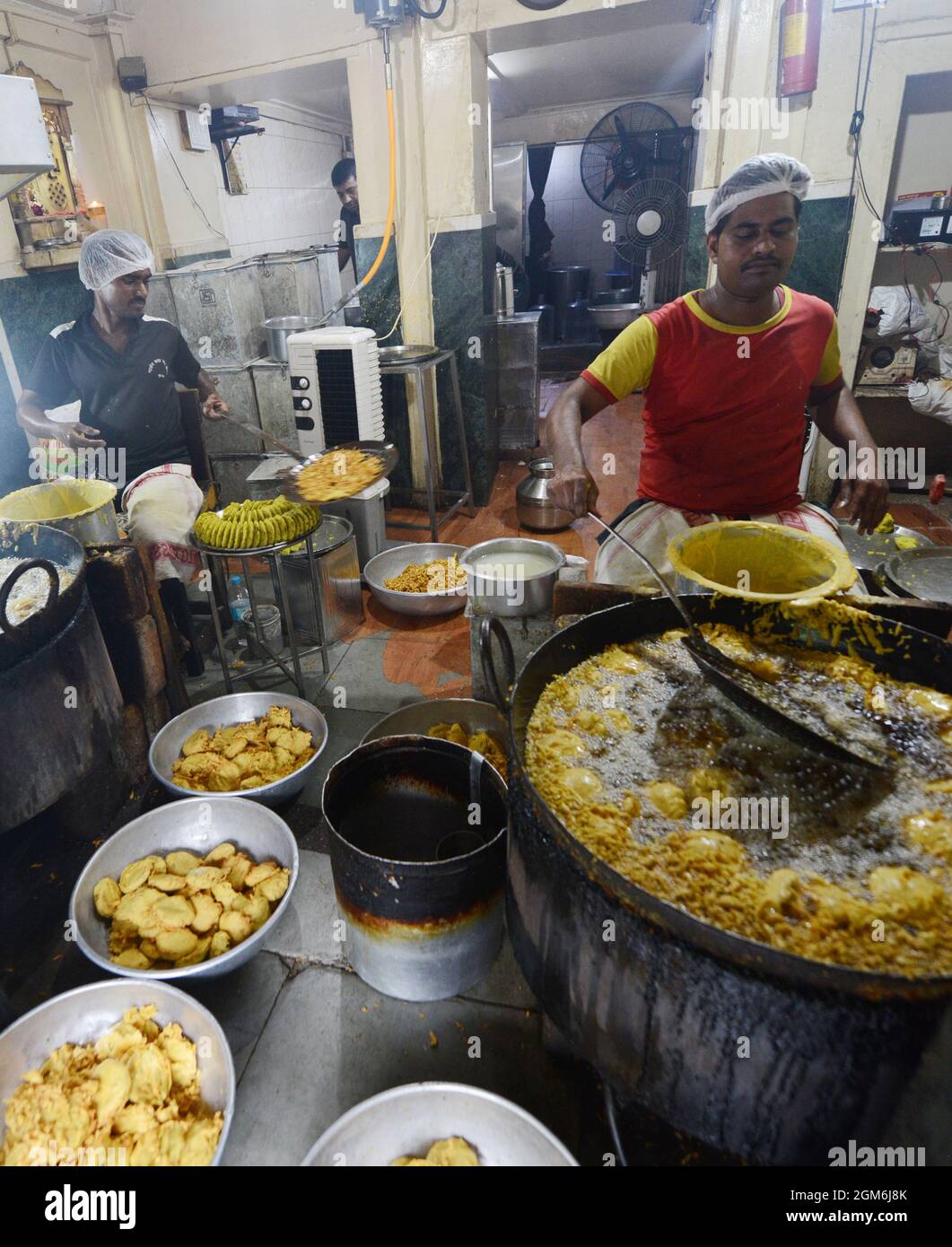 Bata vada è un popolare spuntino vegetariano fast food popolare in Maharashtra, India. Foto Stock