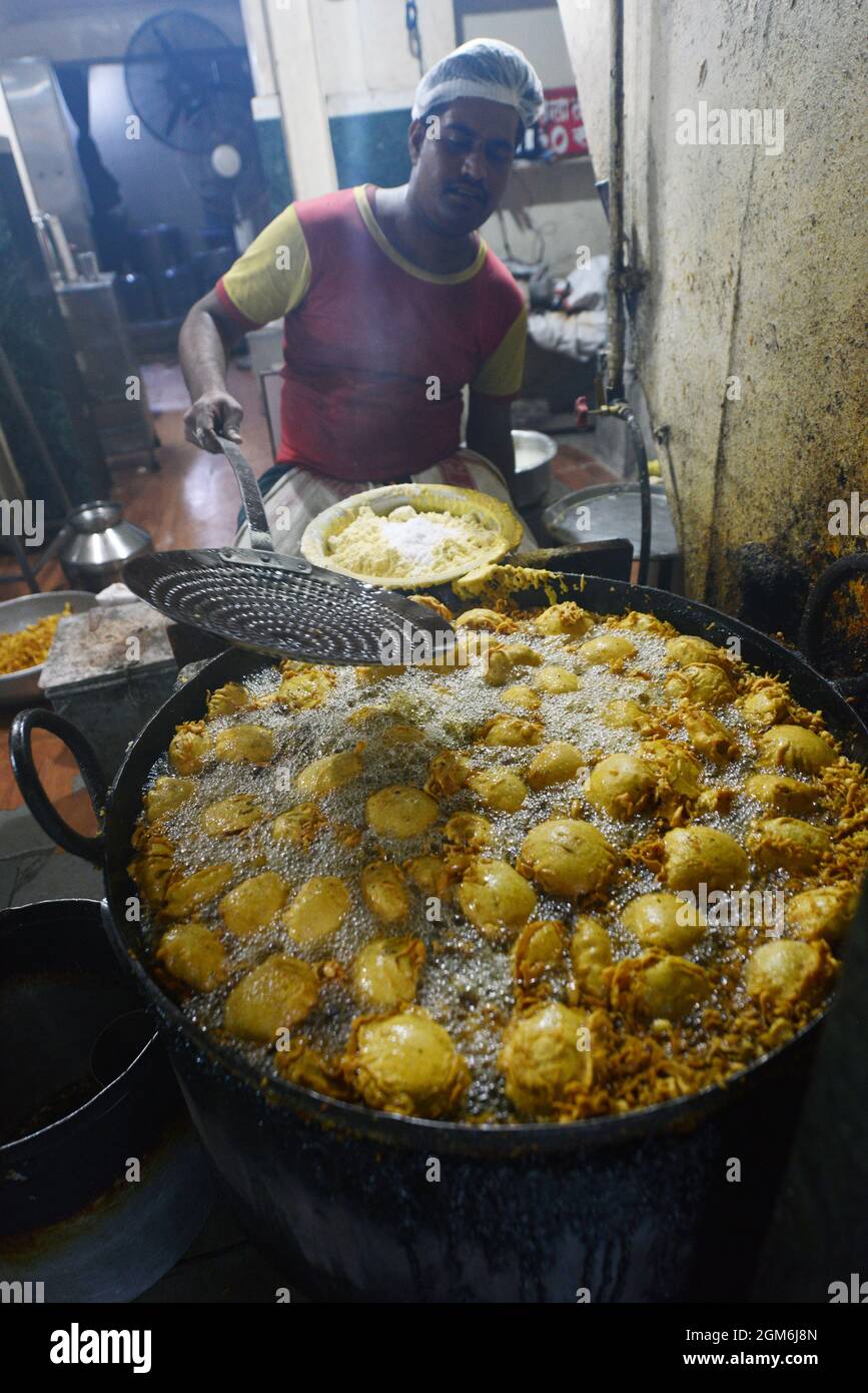 Bata vada è un popolare spuntino vegetariano fast food popolare in Maharashtra, India. Foto Stock