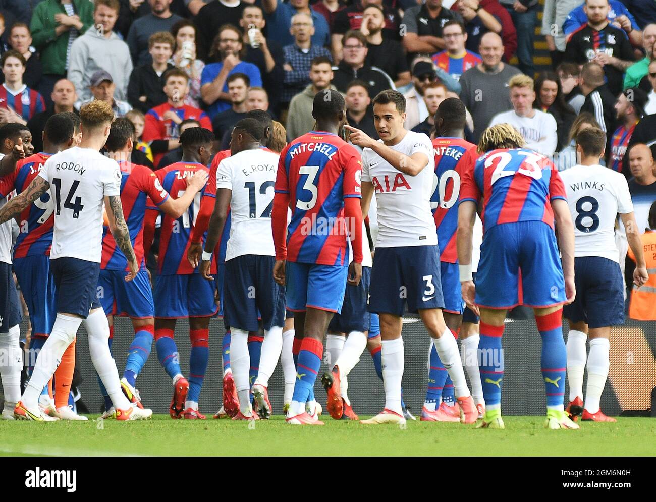 LONDRA, INGHILTERRA - 11 SETTEMBRE 2021: I giocatori di entrambe le squadre hanno partecipato a una battaglia durante la partita della Premier League 2021/22, che si terrà tra il Crystal Palace FC e il Tottenham Hotspur FC a Selhurst Park. Copyright: Cosmin Iftode/Picstaff Foto Stock