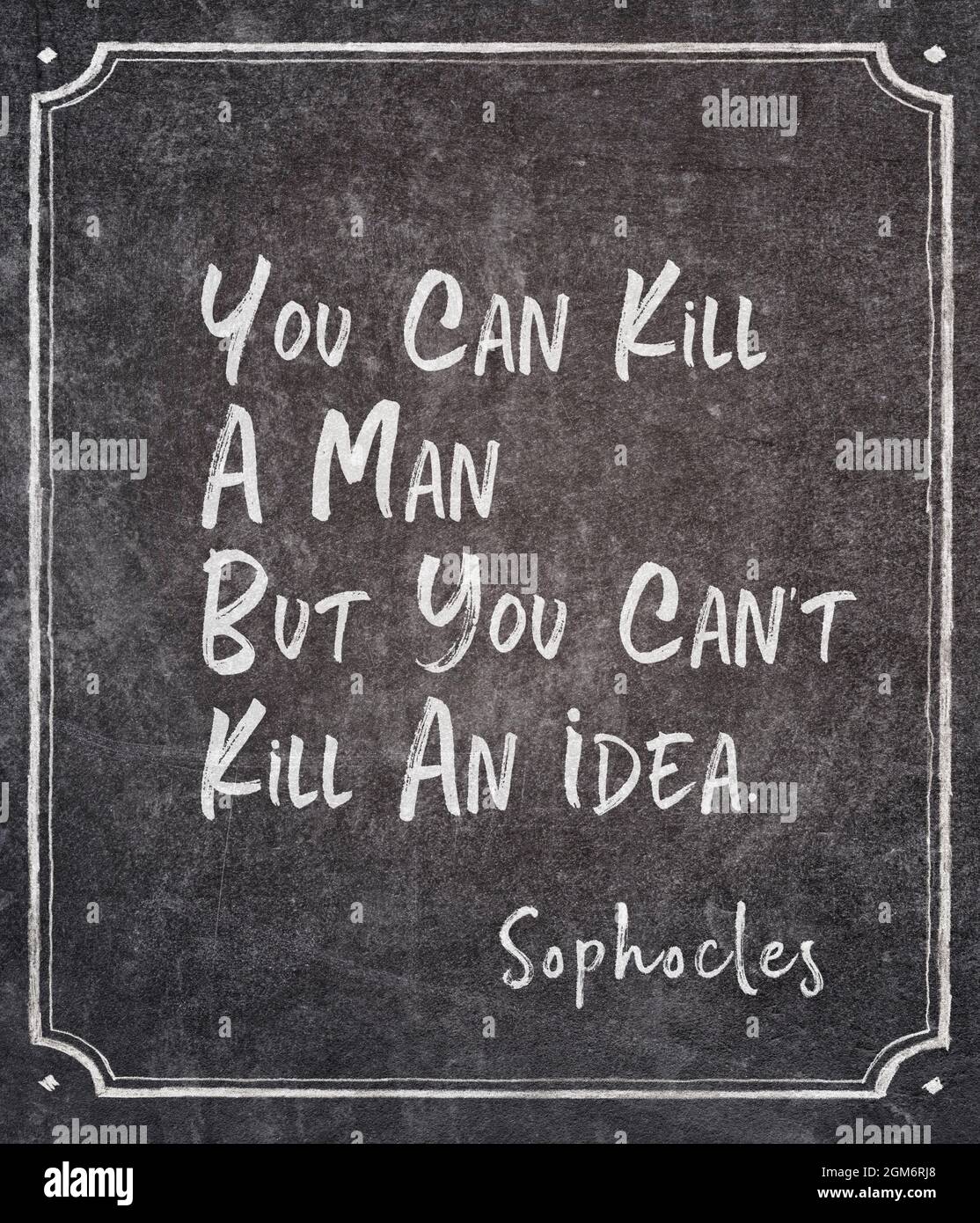 Si può uccidere un uomo, ma non si può uccidere un'idea - antico filosofo greco Sophocles citazione scritto su lavagna incorniciata Foto Stock