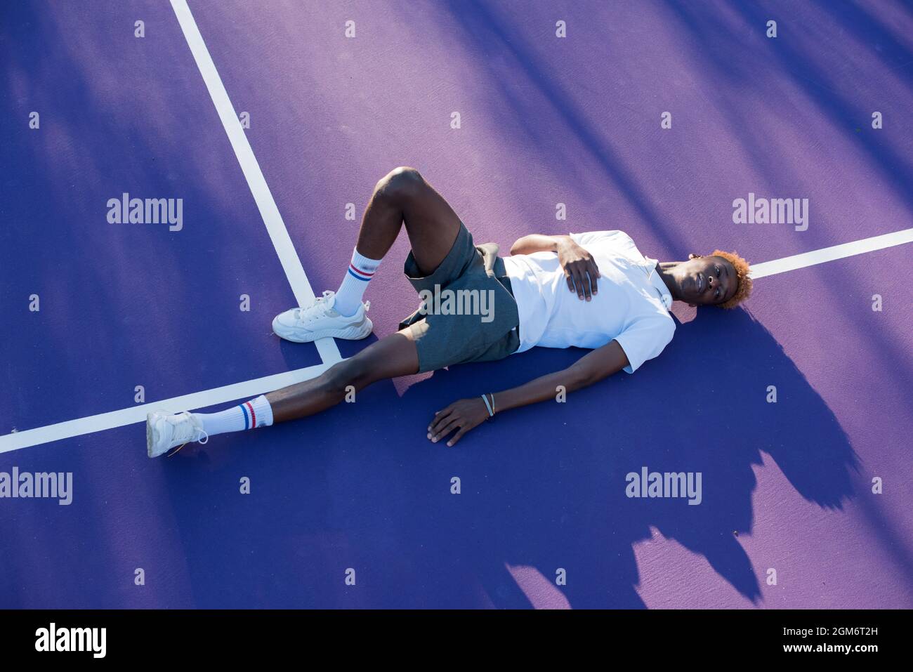 L'uomo ha visto adagiarsi sul campo da tennis Foto Stock