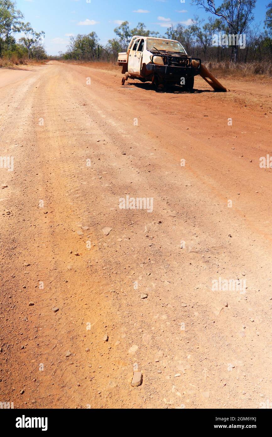 Scomposto-giù ute che è stato spogliato per parti, Nathan River Road, Borroloola, Northern Territory, Australia. No PR Foto Stock