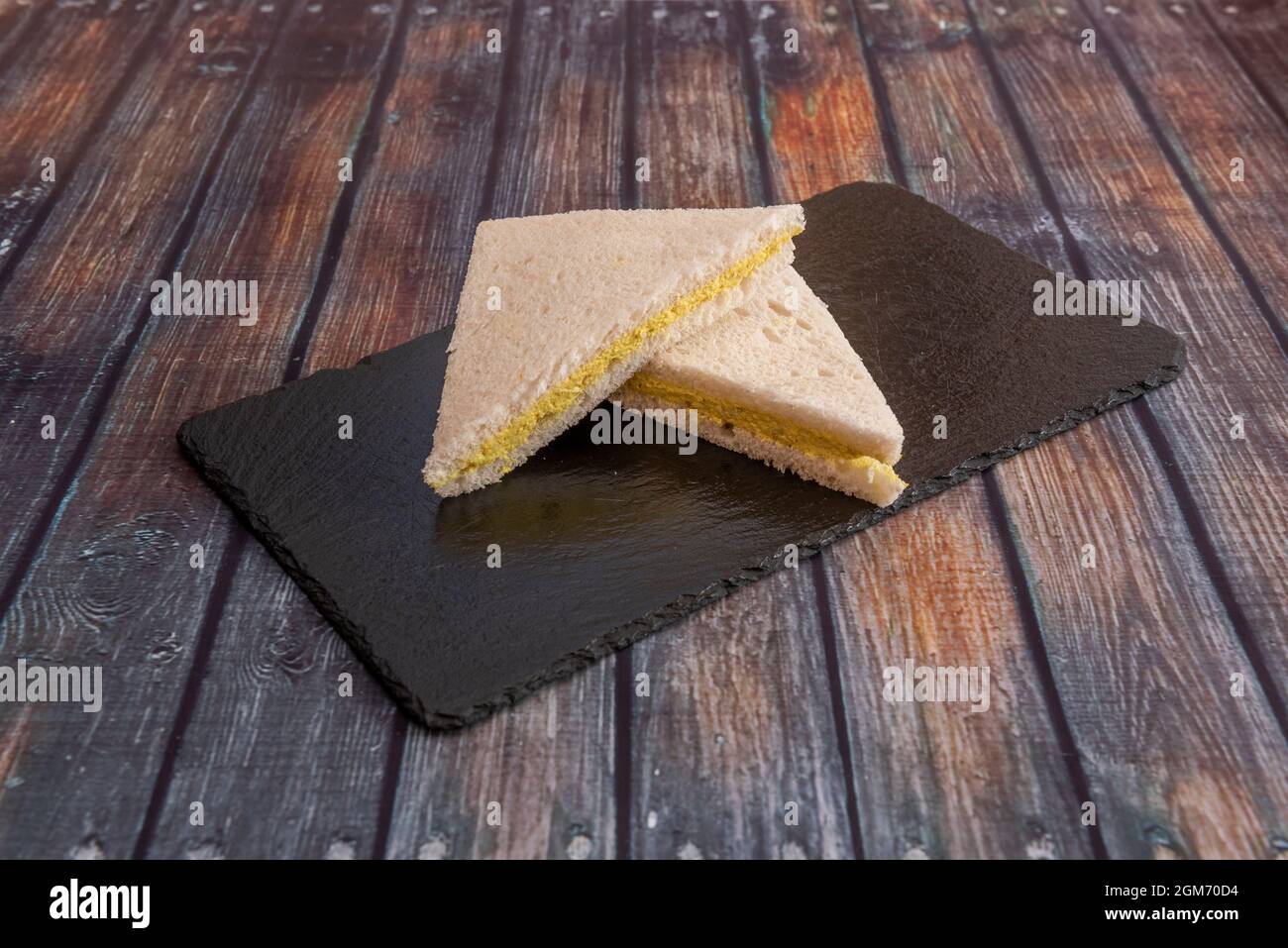 Panna di pollo al curry su pane a fette senza crostacei bianchi Foto Stock