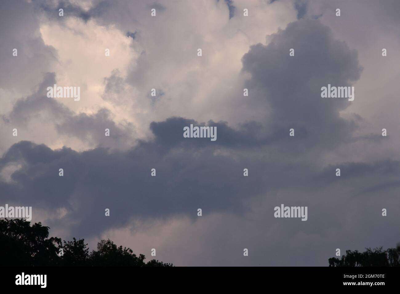nuvole di diversa luminosità nel cielo estivo sopra la germania Foto Stock