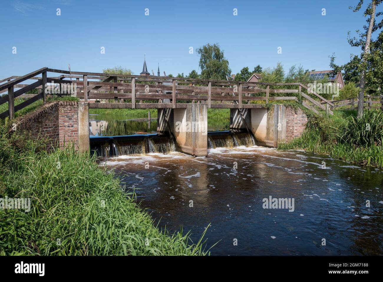 Piccolo blocco nel fiume chiamato 'Neerbeek' nel piccolo villaggio chiamato Neer, provincia Limburg Paesi Bassi Foto Stock