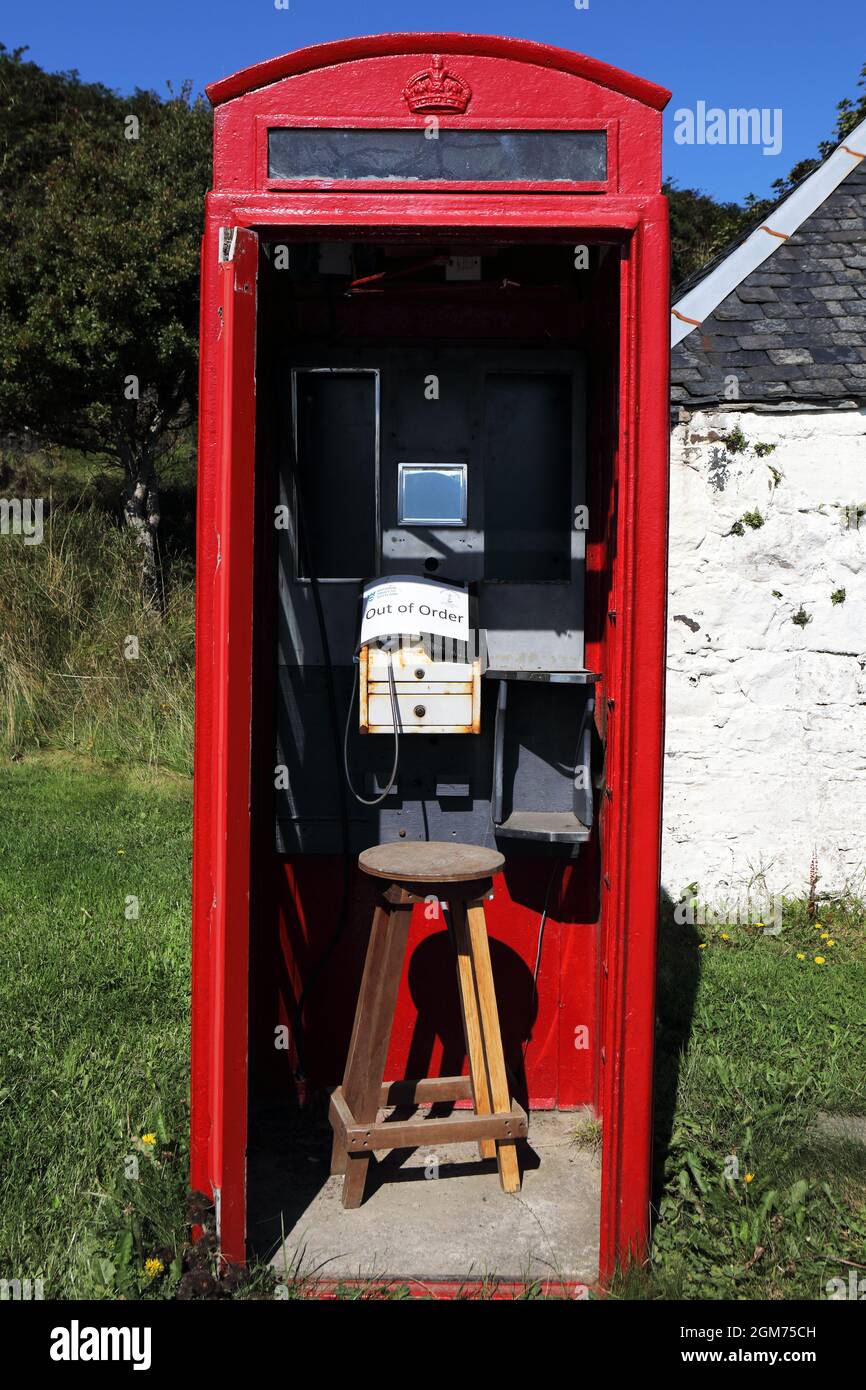 Fuori ordine firmare in una scatola telefonica rossa sull'isola di canna nelle Ebridi interne della Scozia Foto Stock