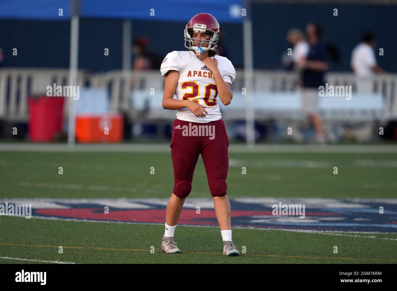 Arcadia Apaches Punter Kayla Ibrahim (20) durante una partita di calcio delle scuole superiori contro la Salle Spartans, giovedì 16 settembre 2021, a Pasadena, Calif, Foto Stock