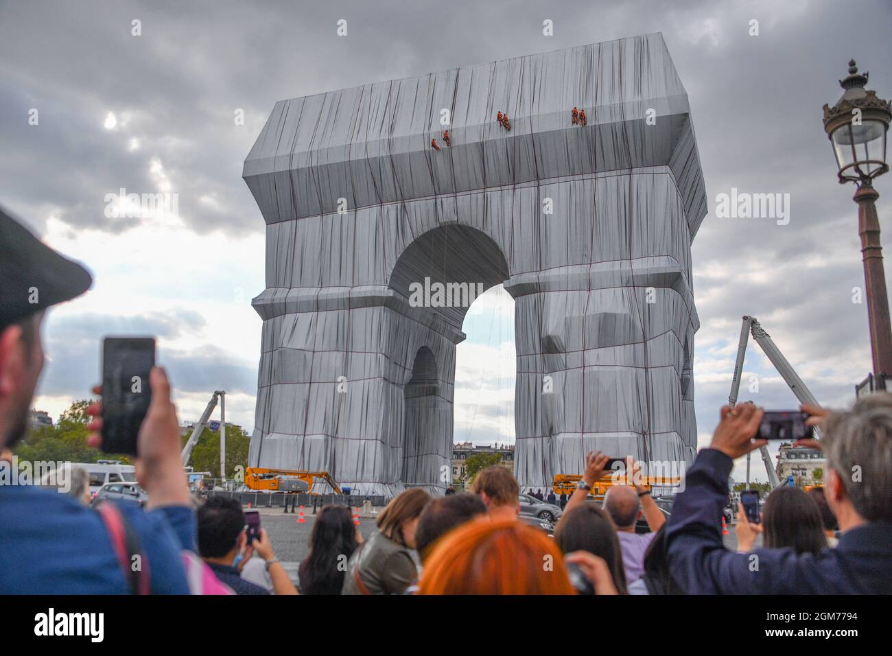 Parigi, Francia, il 16 settembre 2021: Gli operai hanno messo i ritocchi finali sull'Arco di Trionfo avvolto a Parigi, Francia, il 16 settembre 2021. L'intero Arco di Trionfo in cima agli Champs-Elysees di Parigi è di rimanere avvolto in tessuto per due settimane, un'installazione d'arte concepita dal compianto artista Christo e inaugurata giovedì dal presidente francese Emmanuel Macron. Il monumento alto 50 metri, lungo 45 metri e largo 22 metri costruito da Napoleone, è ora avvolto testa a punta in 25,000 metri quadrati di tessuto argento-blu riciclabile e 3,000 metri di corda rossa. Foto di Lionel Urman/ABACAPRESS. C Foto Stock