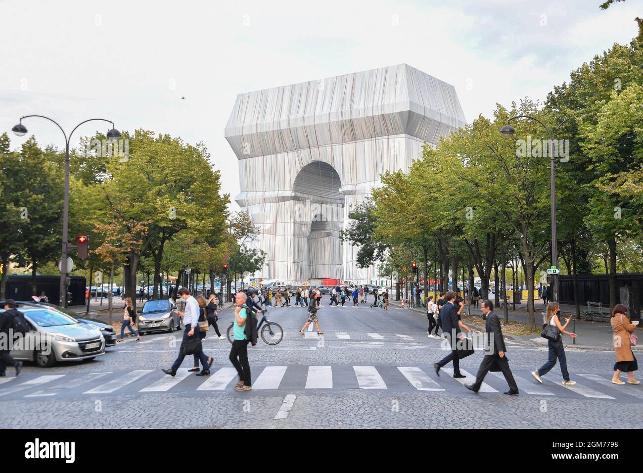 Parigi, Francia, il 16 settembre 2021: Avvolta l'Arco di Trionfo prima dell'inaugurazione a Parigi, Francia, il 16 settembre 2021. L'intero Arco di Trionfo in cima agli Champs-Elysees di Parigi è di rimanere avvolto in tessuto per due settimane, un'installazione d'arte concepita dal compianto artista Christo e inaugurata giovedì dal presidente francese Emmanuel Macron. Il monumento alto 50 metri, lungo 45 metri e largo 22 metri costruito da Napoleone, è ora avvolto testa a punta in 25,000 metri quadrati di tessuto argento-blu riciclabile e 3,000 metri di corda rossa. Foto di Lionel Urman/ABACAPRESS. Credit: Abaca Press Foto Stock