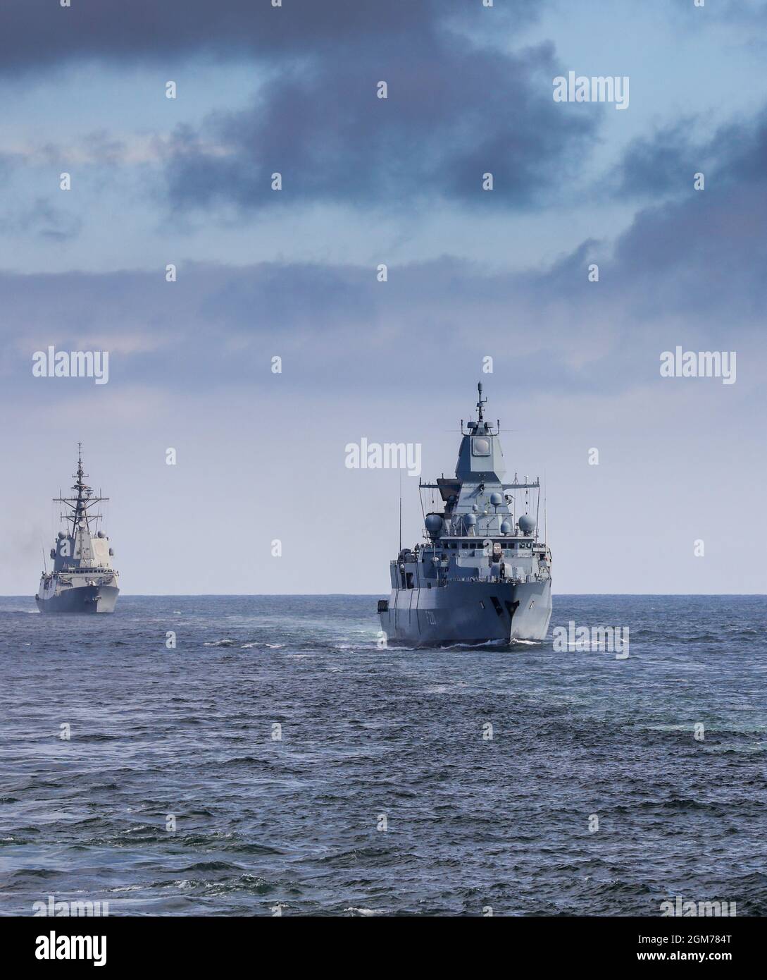 La fregata tedesca di Amburgo in compagnia della fregata della Marina Italiana Antonio Marceglia a Bergamini durante gli esercizi della NATO Foto Stock