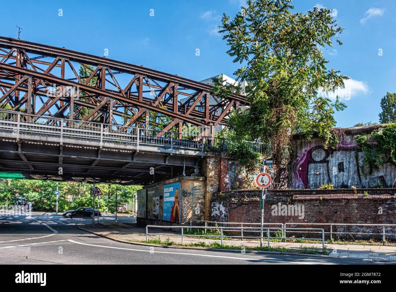 Storico Ponte di Liesen e resti dell'ex Muro di Berlino che divise la città in Est e Ovest in Liesenstrasse, Mitte, Berlino Foto Stock