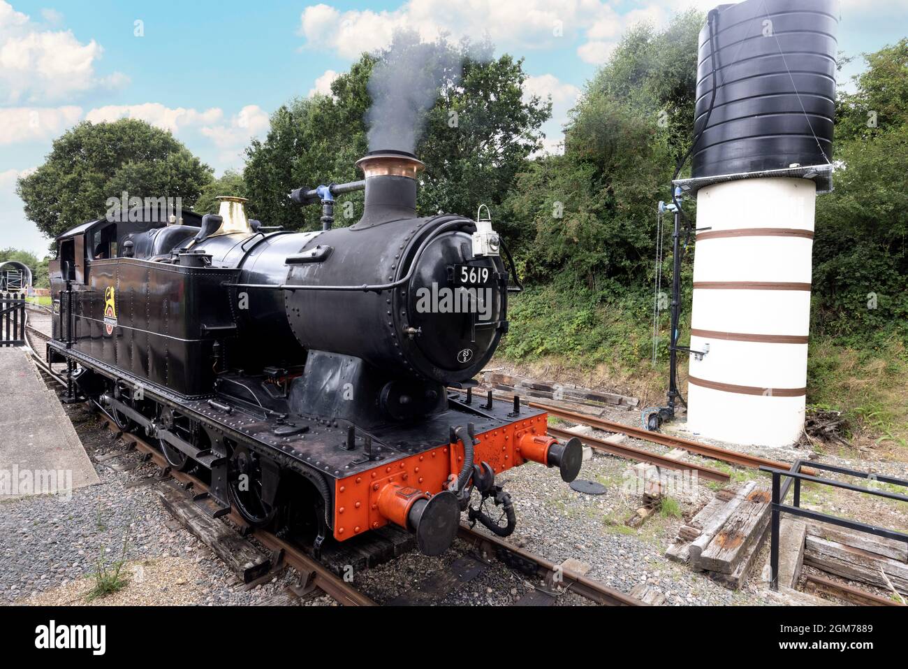 Vintage locomotiva a vapore che si avvicina a una torre d'acqua, Epping Ongar Railway, una ferrovia storica, Epping Essex UK Foto Stock