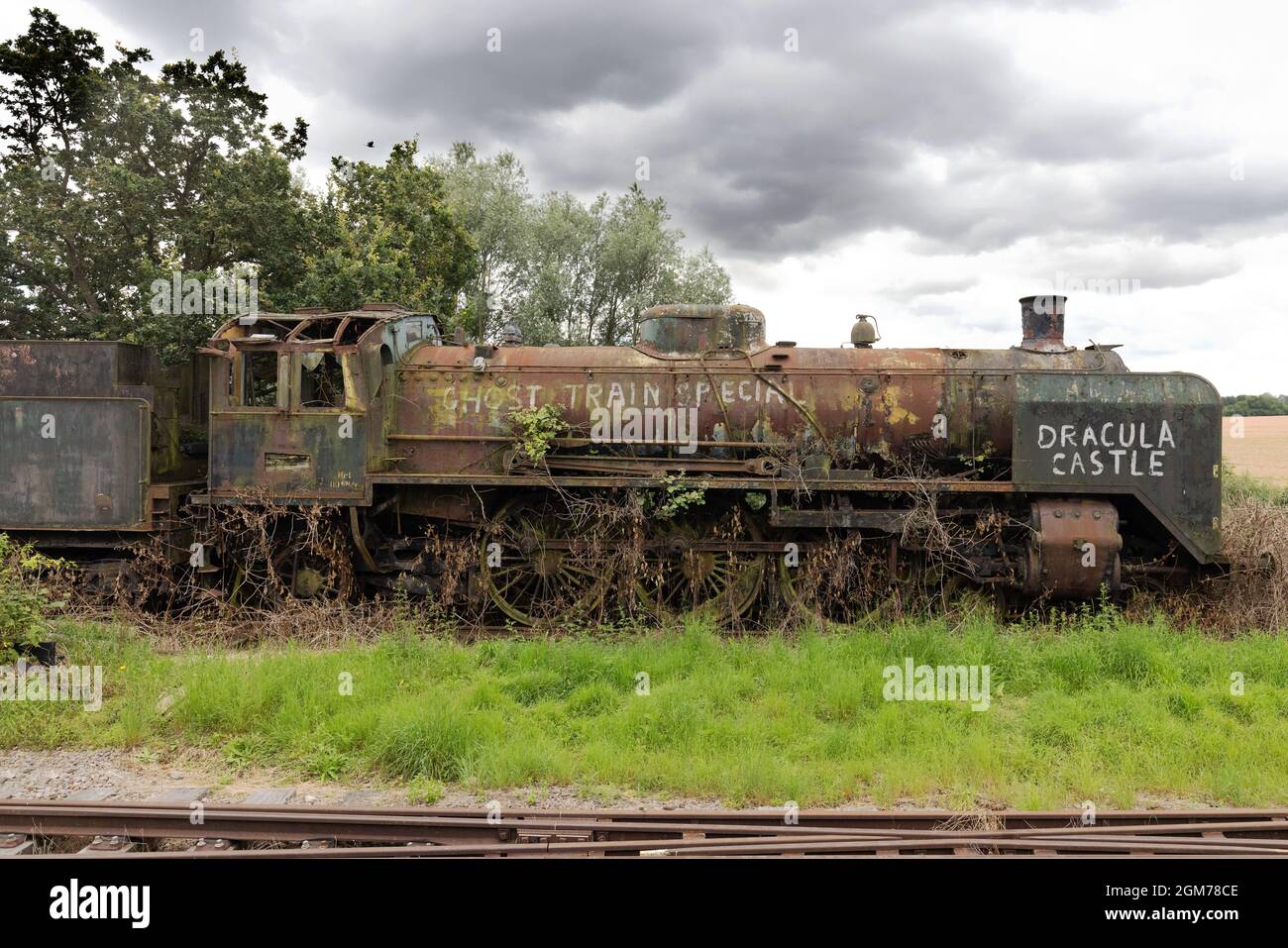 Derelitto treno, vintage motore a vapore, o locomotiva a vapore, arrugginito in un campo, Epping Essex UK Foto Stock