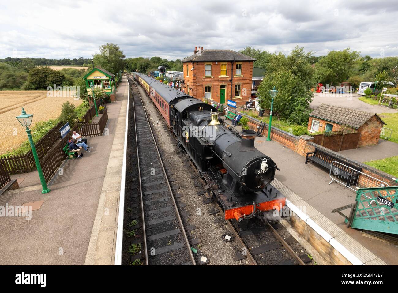 Epping Ongar ferrovia, una ferrovia patrimonio. Un treno a vapore nella stazione di North Weald, con motore a vapore, Epping, Essex UK Foto Stock