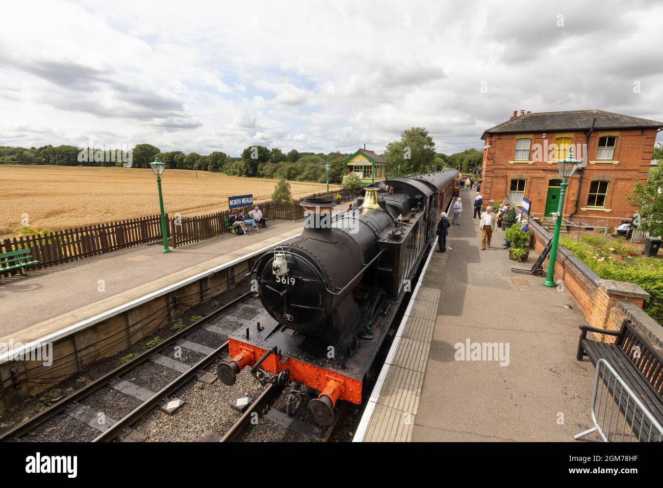 Steam Engine UK - un treno a vapore alla piattaforma, North Weald Station, sulla linea ferroviaria Epping-Ongar, una ferrovia storica in Essex UK Foto Stock