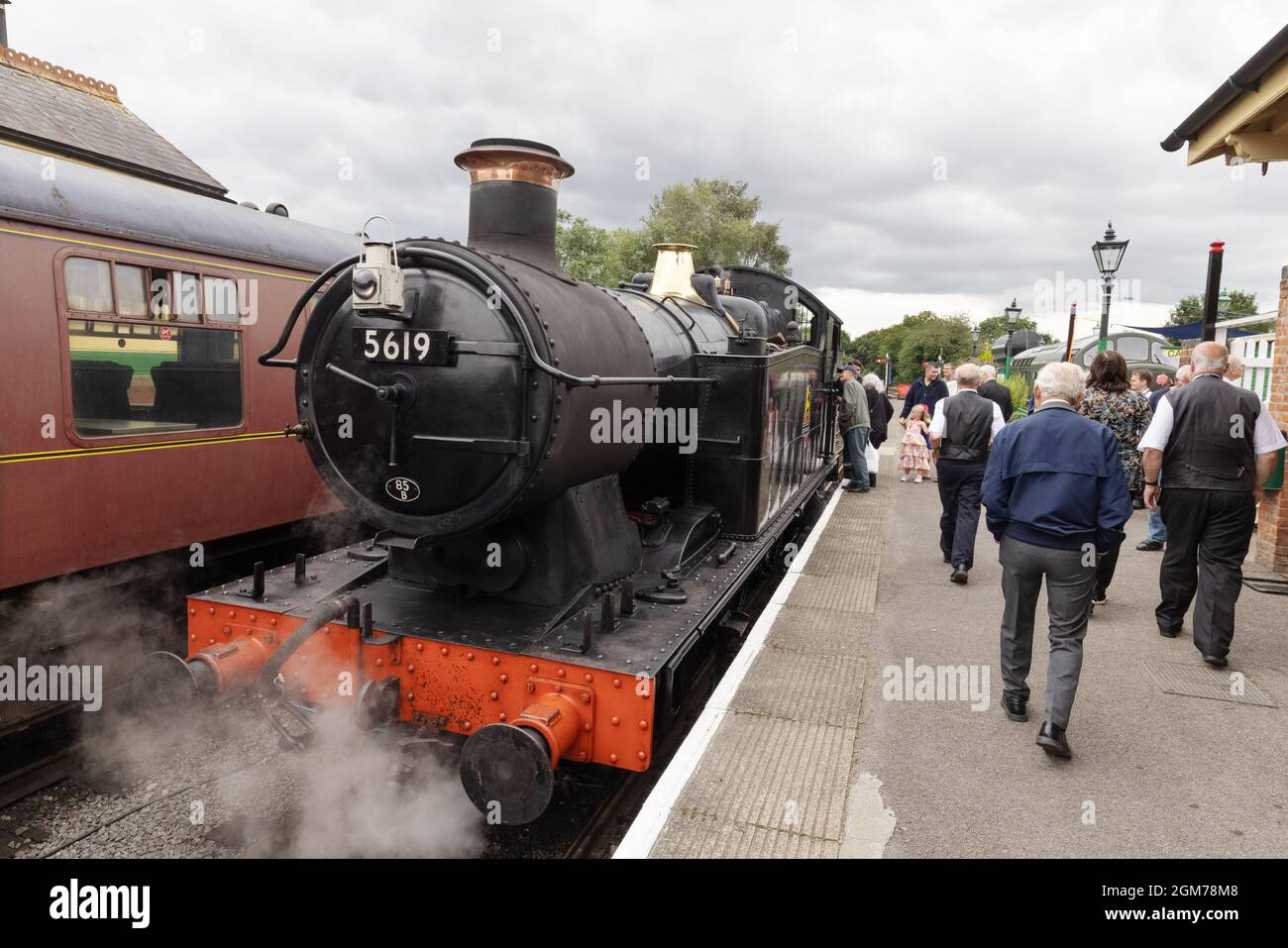 Vintage train; Steam Engine UK; una locomotiva a vapore nella stazione di North Weald, & People on the Platform, Epping-Ongar Railway, Heritage Railway, Essex UK Foto Stock