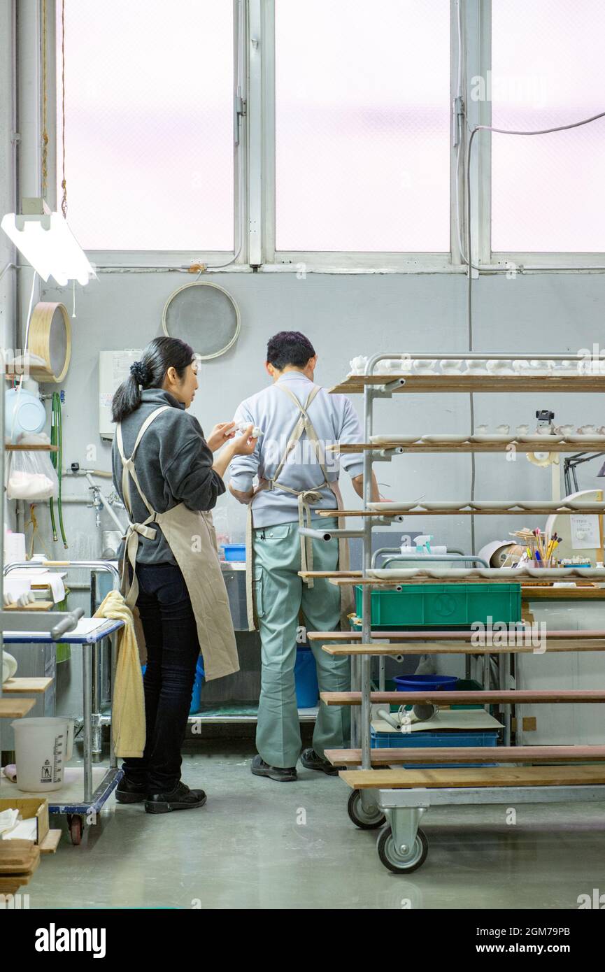 Dipendenti del centro di lavorazione della ceramica presso la postazione di lavoro. Museo Noritake a Nagoya. Foto Stock