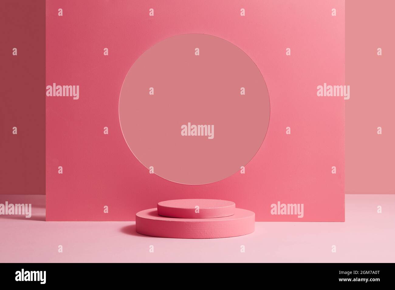 Podio rosa su sfondo rosa per prodotto. Concetto minimo. Scena minima con podio e sfondo astratto. Rosa pastello per la scena. Foto Stock