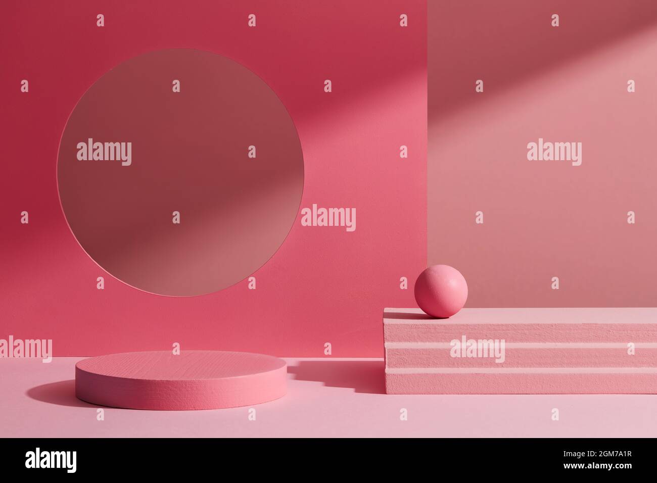 Podio rosa su sfondo rosa per prodotto. Concetto minimo. Scena minima con podio e sfondo astratto. Rosa pastello per la scena. Foto Stock
