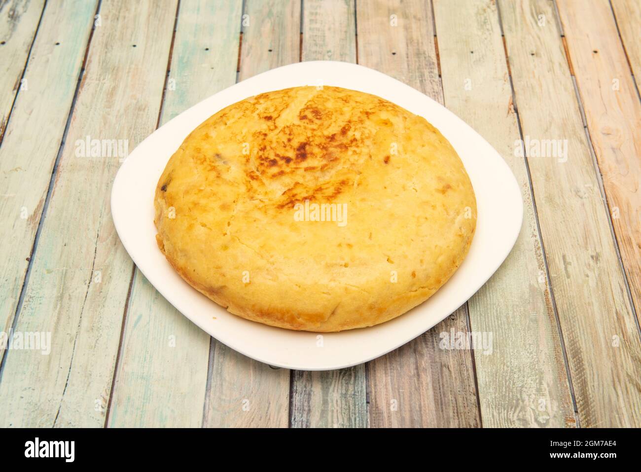 Ottima e grumata frittata spagnola con patate e uova per ravvivare i palati dei clienti di un ristorante spagnolo di tapas Foto Stock