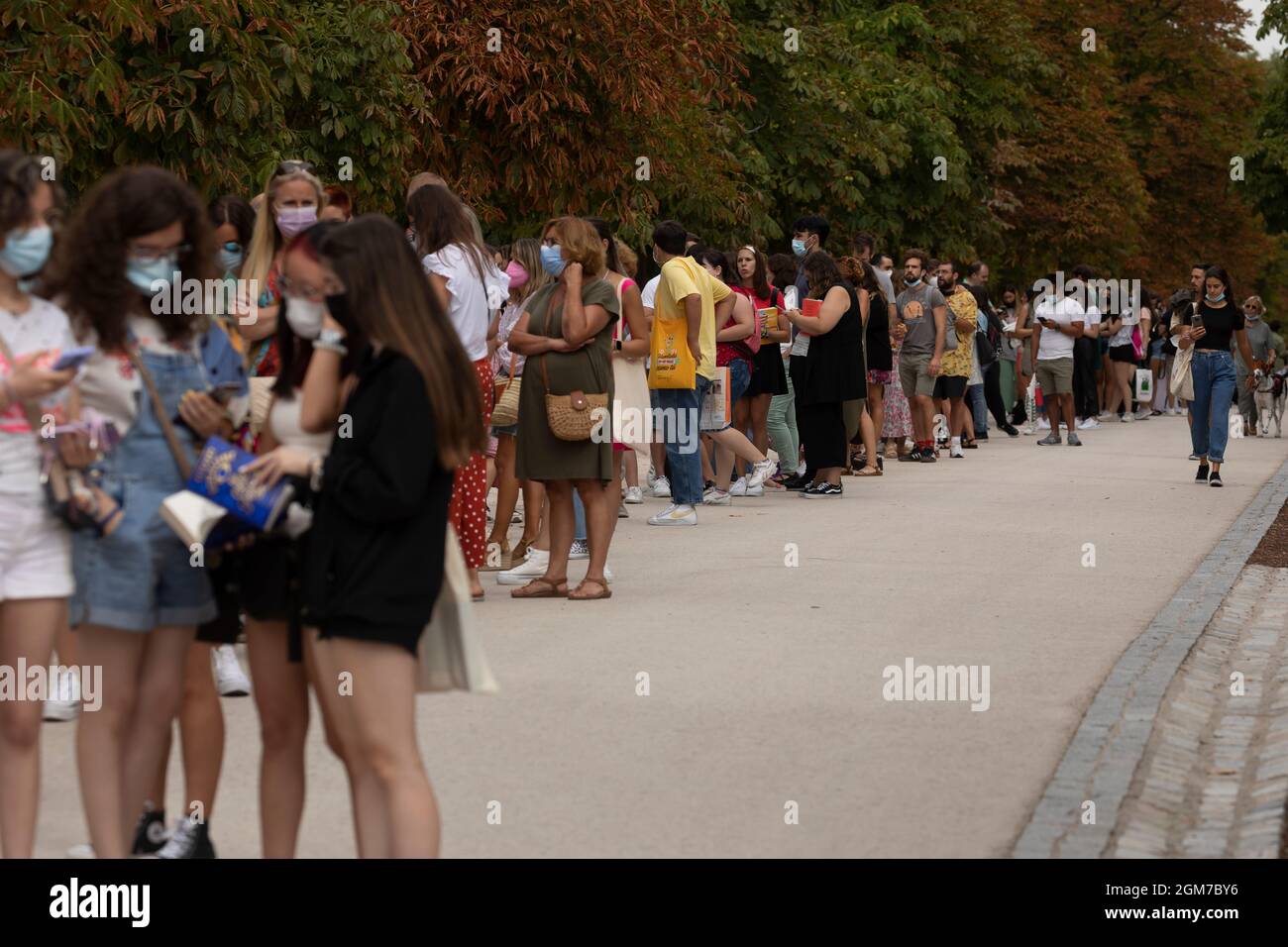 Madrid, Spagna - 11 settembre 2021: Una coda molto lunga, persone in attesa di accedere a un libro firma alla 80a fiera del libro di Madrid Foto Stock