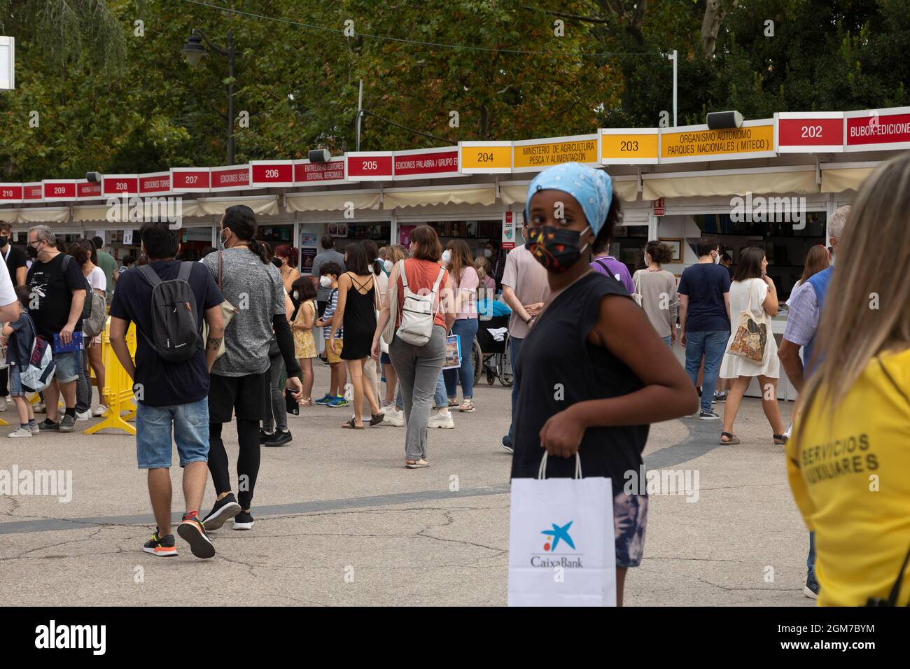 Madrid, Spagna - 11 settembre 2021: Folla di persone che acquistano libri alla 80a fiera del libro di Madrid Foto Stock