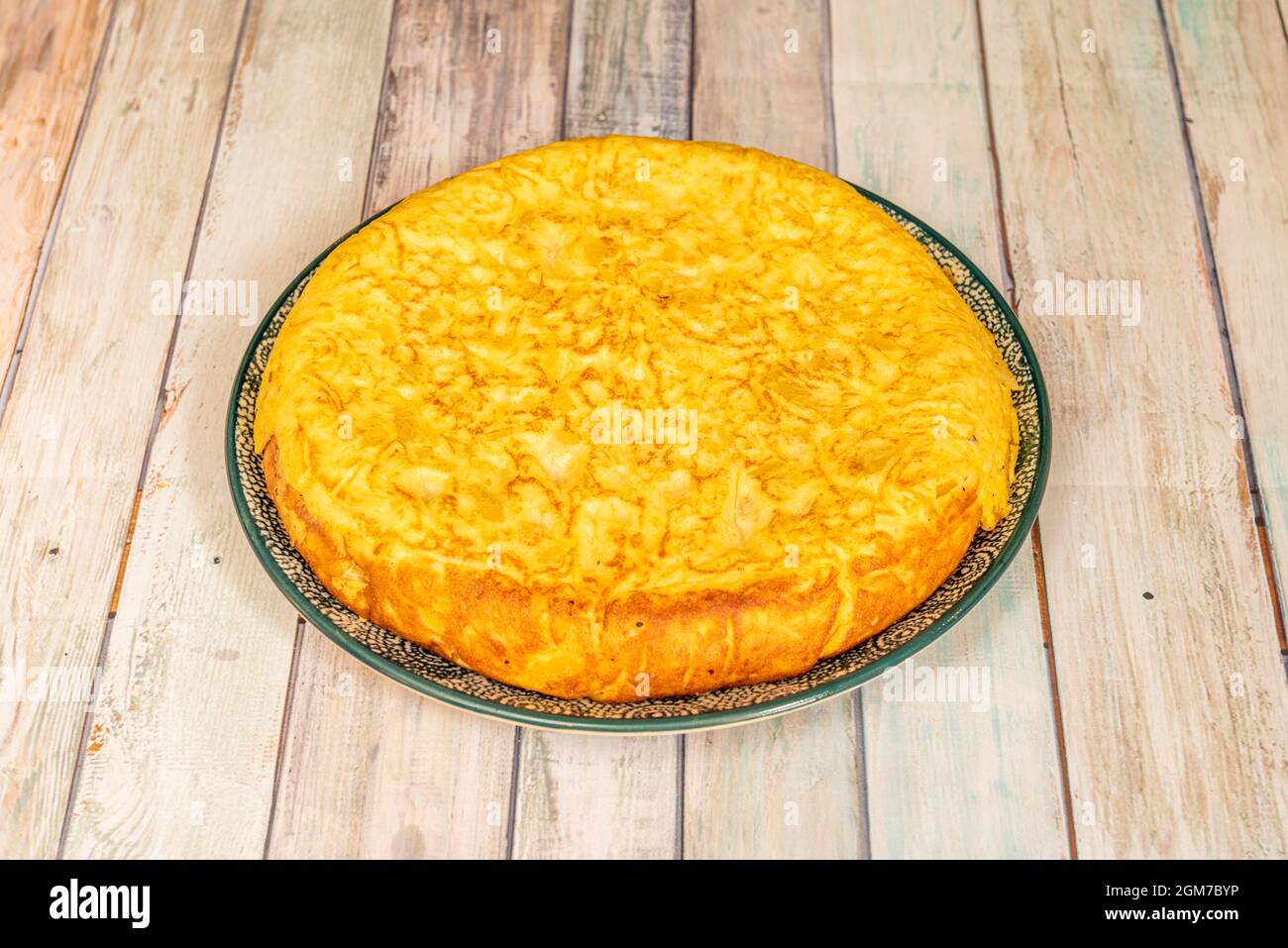 Frittata di patate classica spagnola cucinata in un ristorante di tapas spagnole su un tavolo di legno Foto Stock