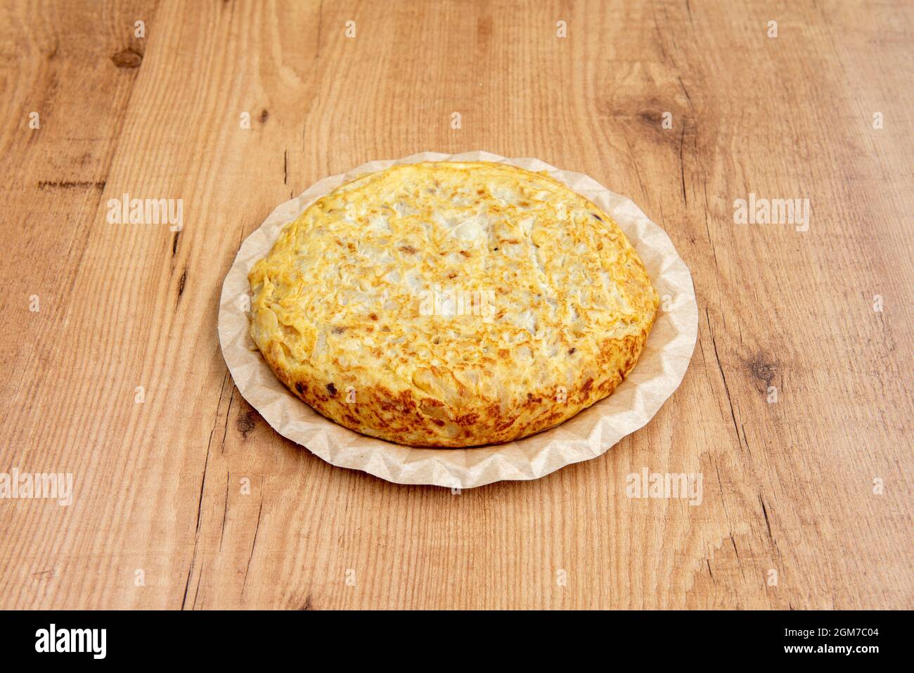 Frittata spagnola con patate e uova su una piastra di cartone per la consegna a domicilio Foto Stock